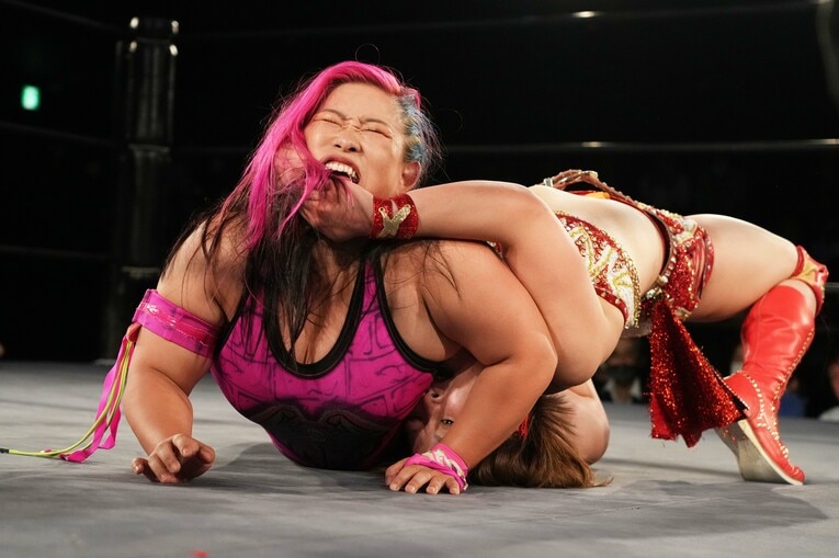 橋本千紘の首を極めるSareee