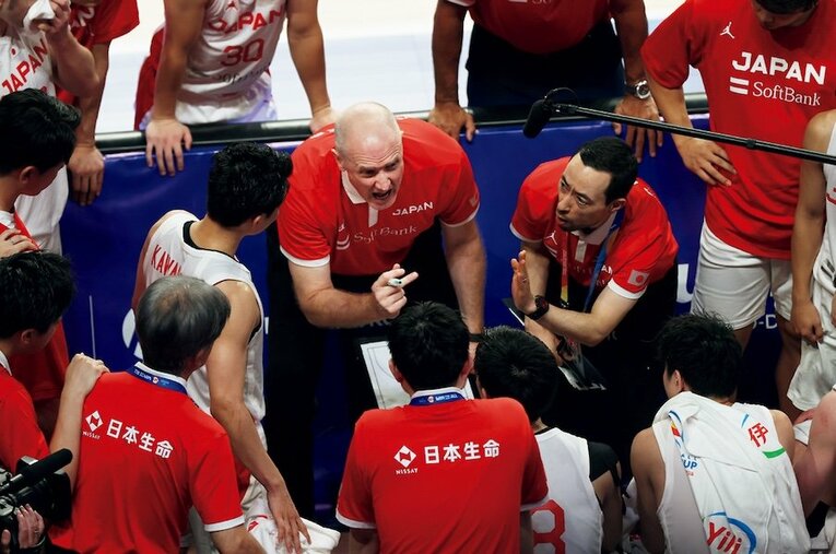 バスケットボールW杯ベネズエラ戦、選手らを鼓舞するトム・ホーバスHC ／ photograph by JIJI PRESS