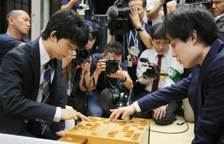 2017年の竜王戦での藤井と佐々木　©JIJI PRESS