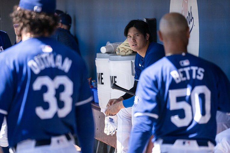 【大谷さん＆ベッツの仲良しショット】近づいてきたベッツと…… ／ photograph by Nanae Suzuki