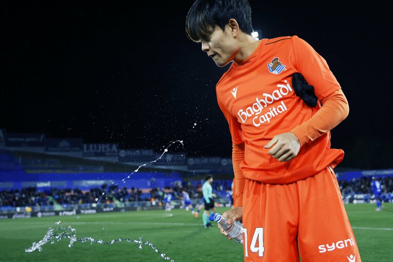 「バモーース！！」久保建英“劇的アシスト”に味方GKが敵陣ゴール付近まで…仲間は絶叫、新監督からハグ「ガッツと勝利の欲求」が窮地ソシエダを救う(2)