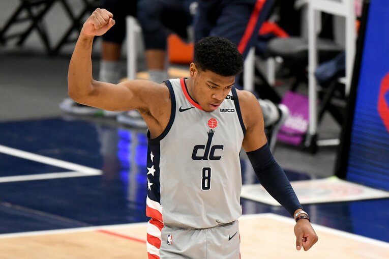 ディフェンスで着実に評価を高めている八村　©Getty Images