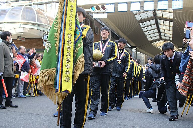 選手権優勝後に地元で行われたパレードに参加した角田 ／ photograph by Takahito Ando