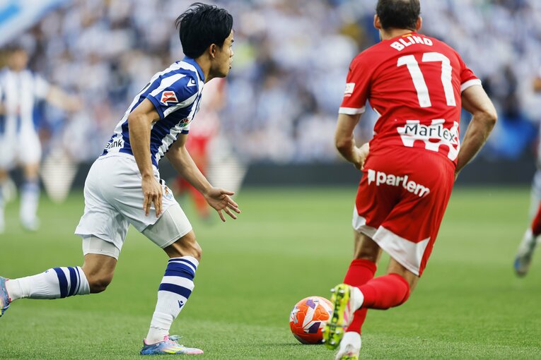 「久保建英が子供ファンにユニホームを」日本代表招集前のホーム最終戦で監督と別れ…5季連続欧州カップ戦は「ソシエダでの奇跡的な時」だった(5)