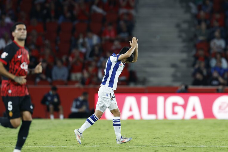 マジョルカサポーターからの声援に反応した久保