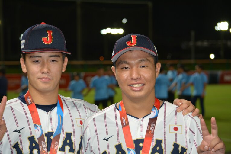 同じ左腕の奥村頼人とパシャリ。末吉良丞は「みちお」の愛称で先輩たちに可愛がられた　©Takarin Matsunaga