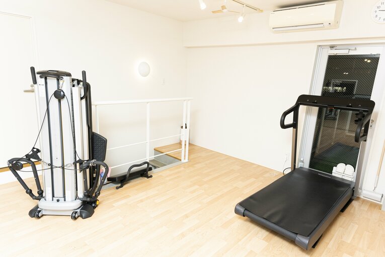 とあるマンションの一室で開かれているスタジオ（2階）。しかしトレーニング器具はわずかに2つしかない