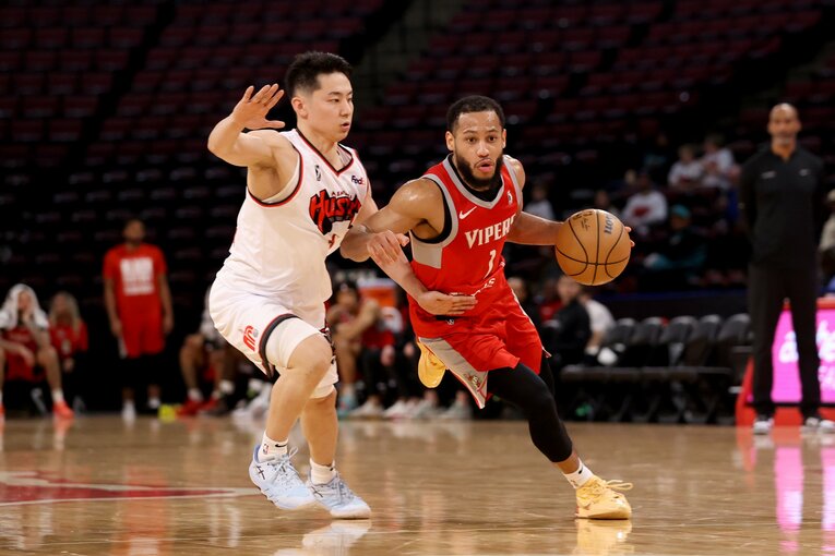 今年2月、Gリーグのコートでマッチアップする河村とノウェル　©︎Joe Murphy/NBAE via Getty Images