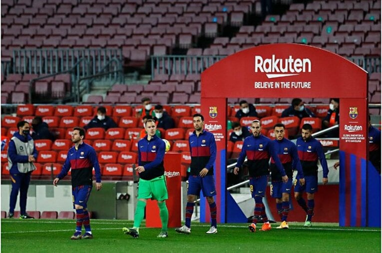 メッシを先頭に入場するバルサイレブン