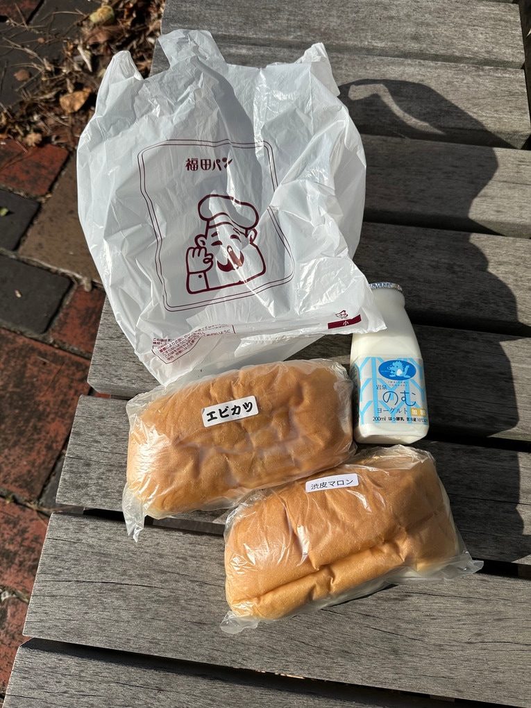 福田パンを買って花巻東高校に隣接する公園で食べた