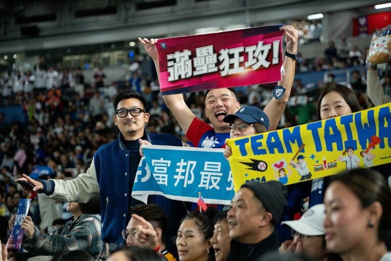 あちこちに分散してはいたものの台湾ファンは懸命に声援を送る。タオルの文字面がなんかすごい　©Nanae Suzuki