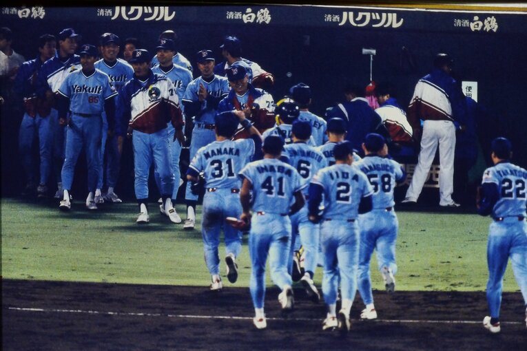1995年、オリックスとの日本シリーズ第1戦に勝利したヤクルトナイン。真中（31番）の姿も　©Hideki Sugiyama