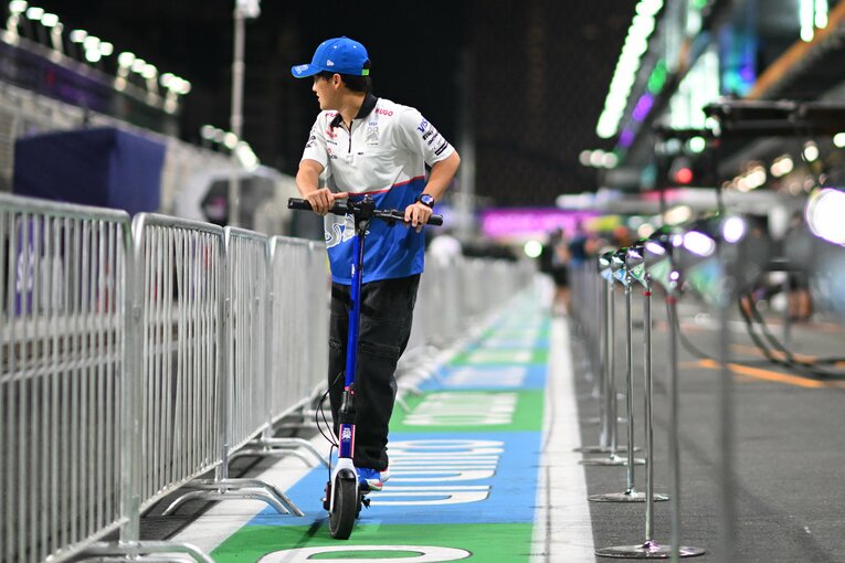 移動距離が長くなりがちなサーキットではキックボードを愛用　©Getty Images / Red Bull Content Pool