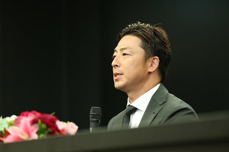 引退会見での美馬　©Chiba Lotte Marines