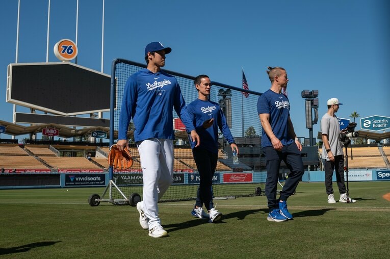 【現地開幕戦シリーズ】アイアトン通訳らと楽しそう　©Nanae Suzuki