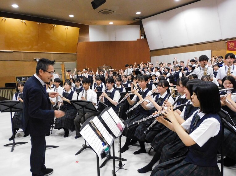 曲によっては振りをつけたり、パフォーマンスをしながら表情豊かに演奏する生徒たち　©︎Haruka Sato