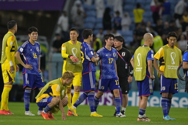 クロアチア戦後、選手たちをなぐさめ、自身も涙する川島　©Koki Nagahama／JMPA