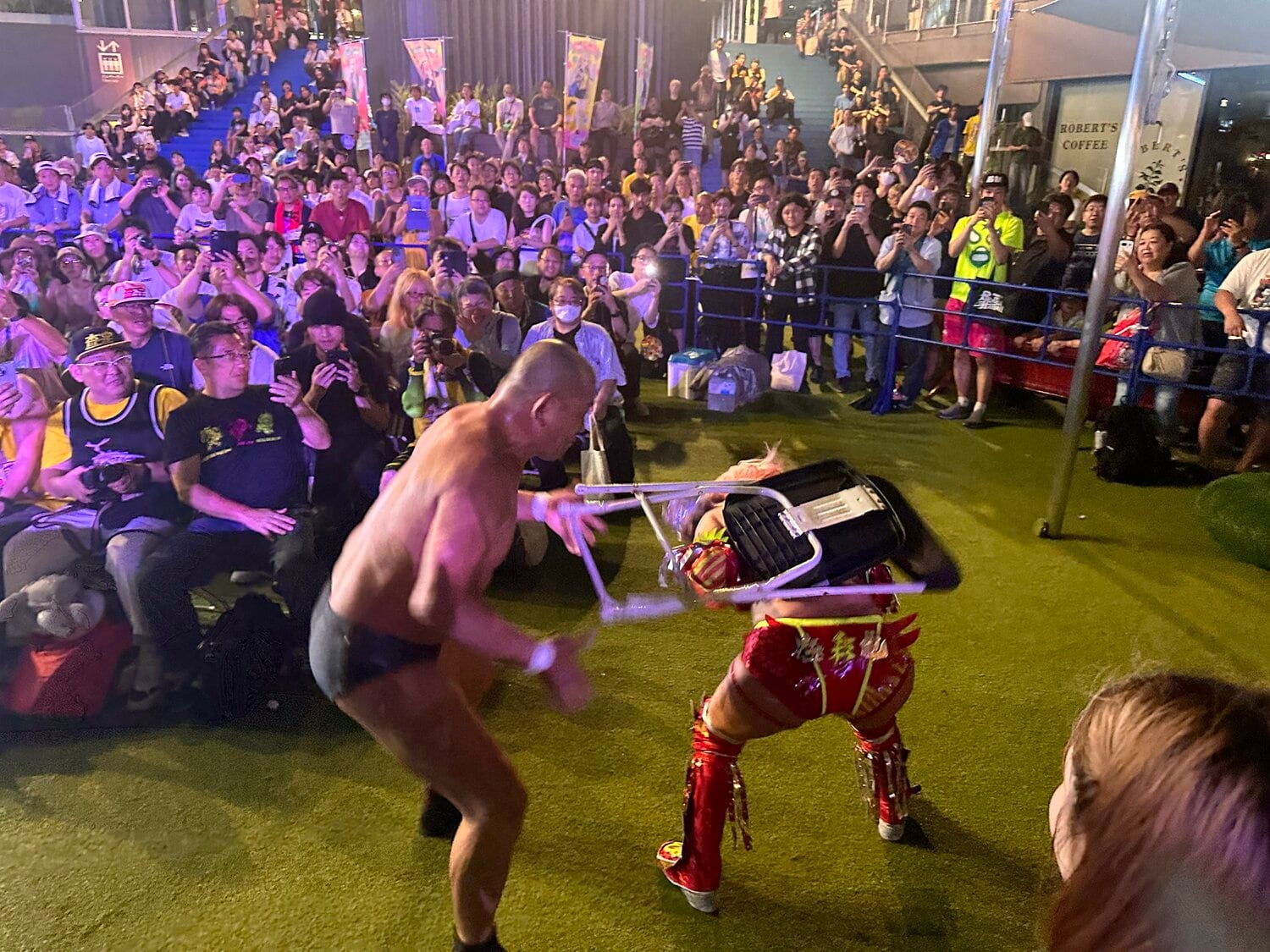 場外でウナギにイスを叩き込む鈴木みのる