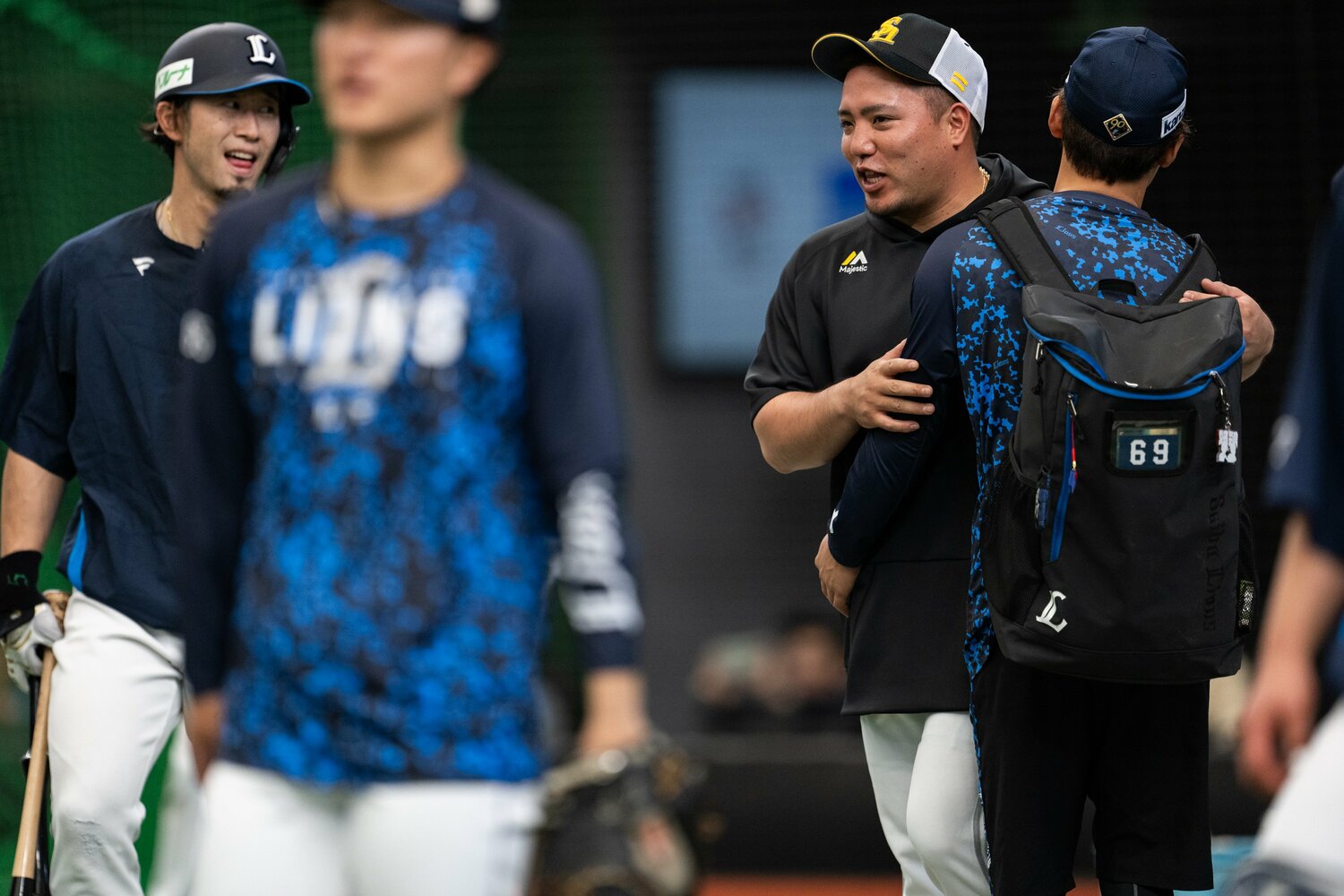 水上とハグ　©Nanae Suzuki