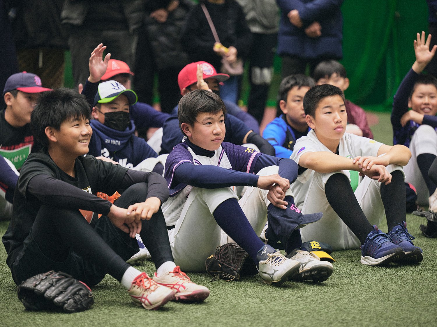 小学校高学年のときの心構えなどに耳を傾ける子どもたち