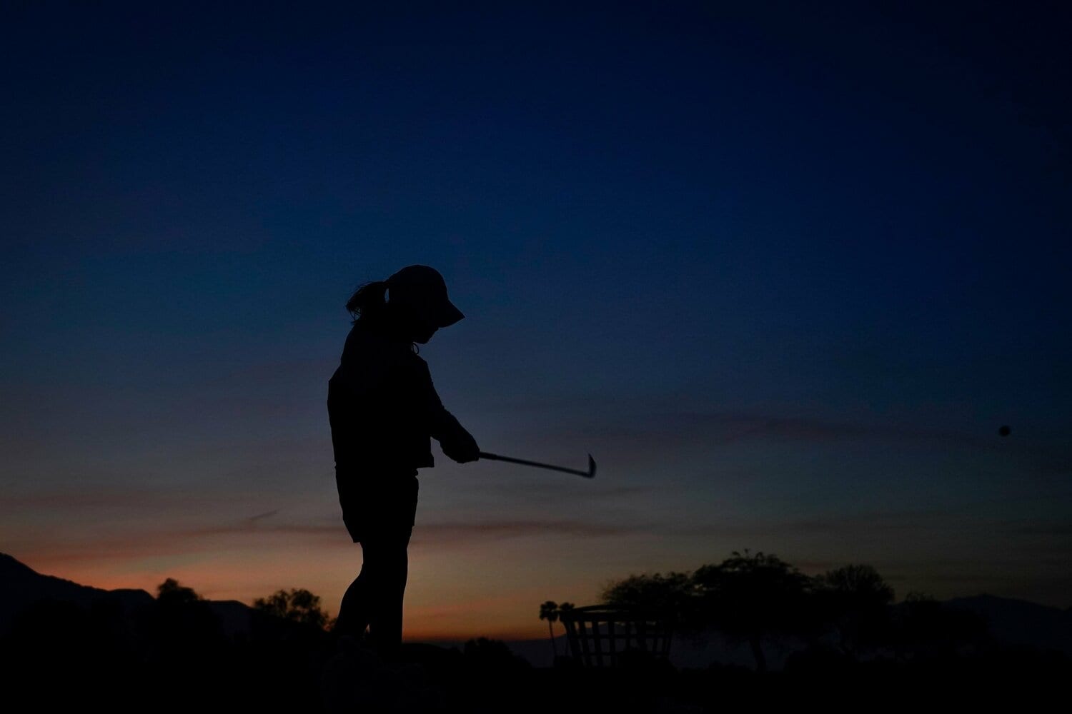 初日ホールアウト後、日が暮れるまで練習していた横峯 ©Shizuka Minami