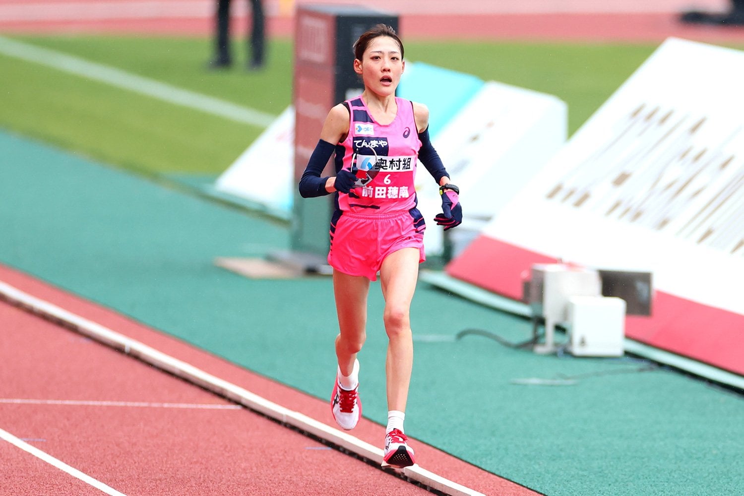 大阪国際女子マラソンでフィニッシュに向かう前田穂南　©西村尚己/アフロスポーツ