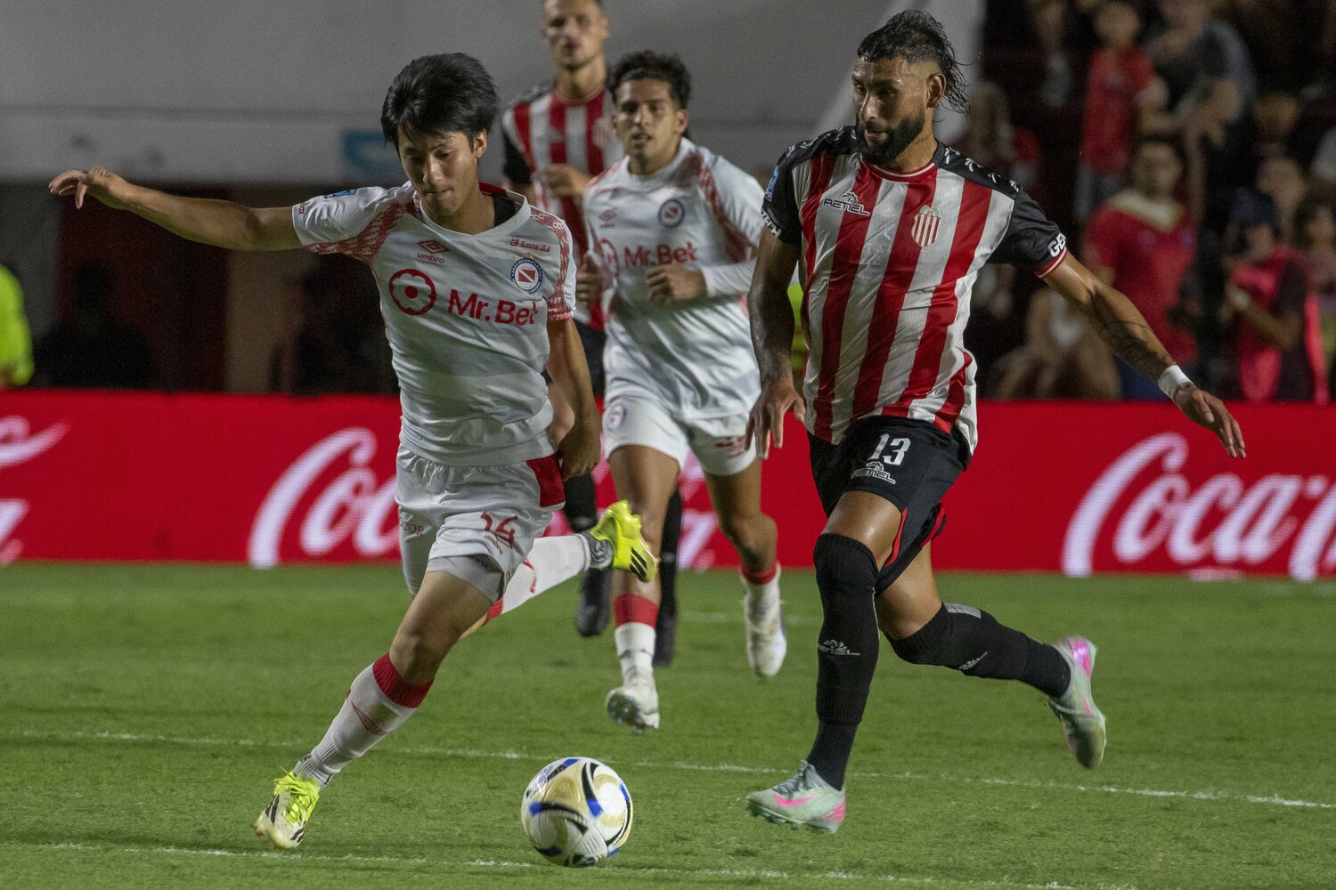 激しい競り合いの中、ボールをキープする貴田遼河　©︎Aaajoficial