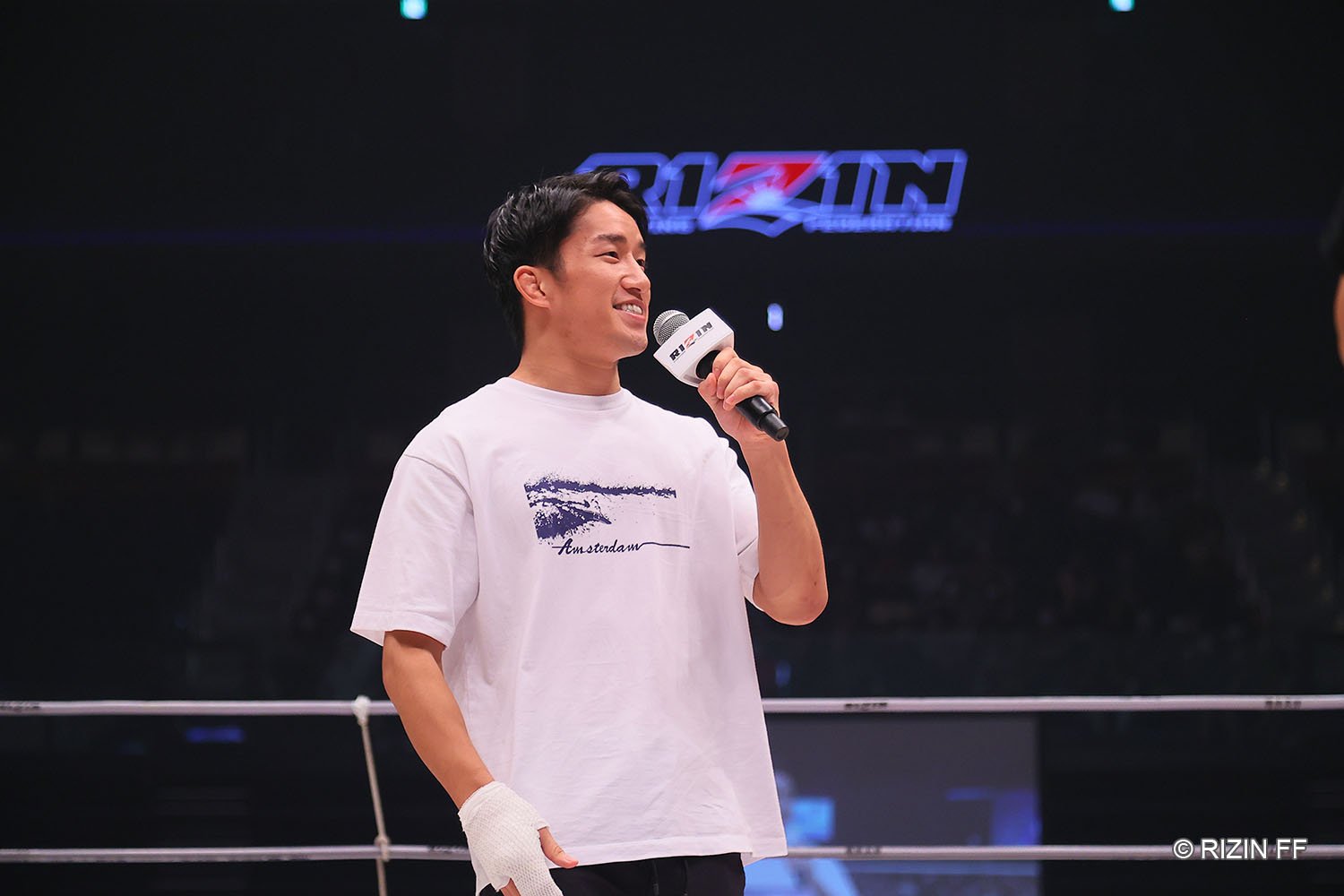 怪我により急遽欠場となり、リング上であいさつをする朝倉海　©RIZIN FF