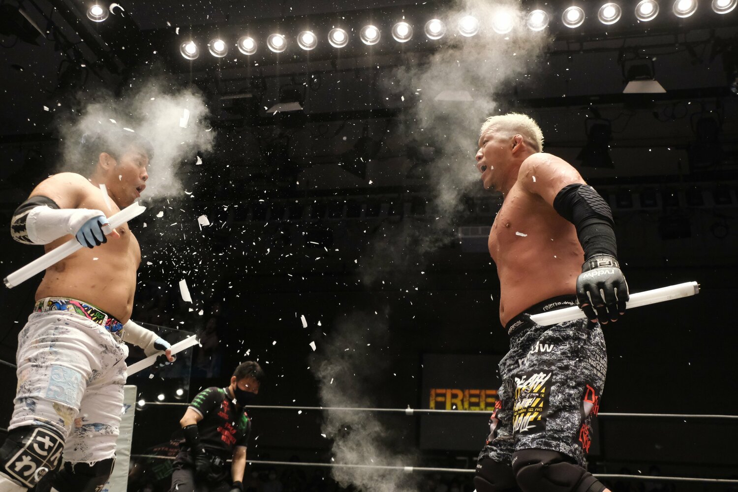 復帰戦、いきなり自分の頭で蛍光灯を割った竹田（クリックすると「この記事の写真」に飛びます。流血等の過激な写真を含みますのでご注意ください）