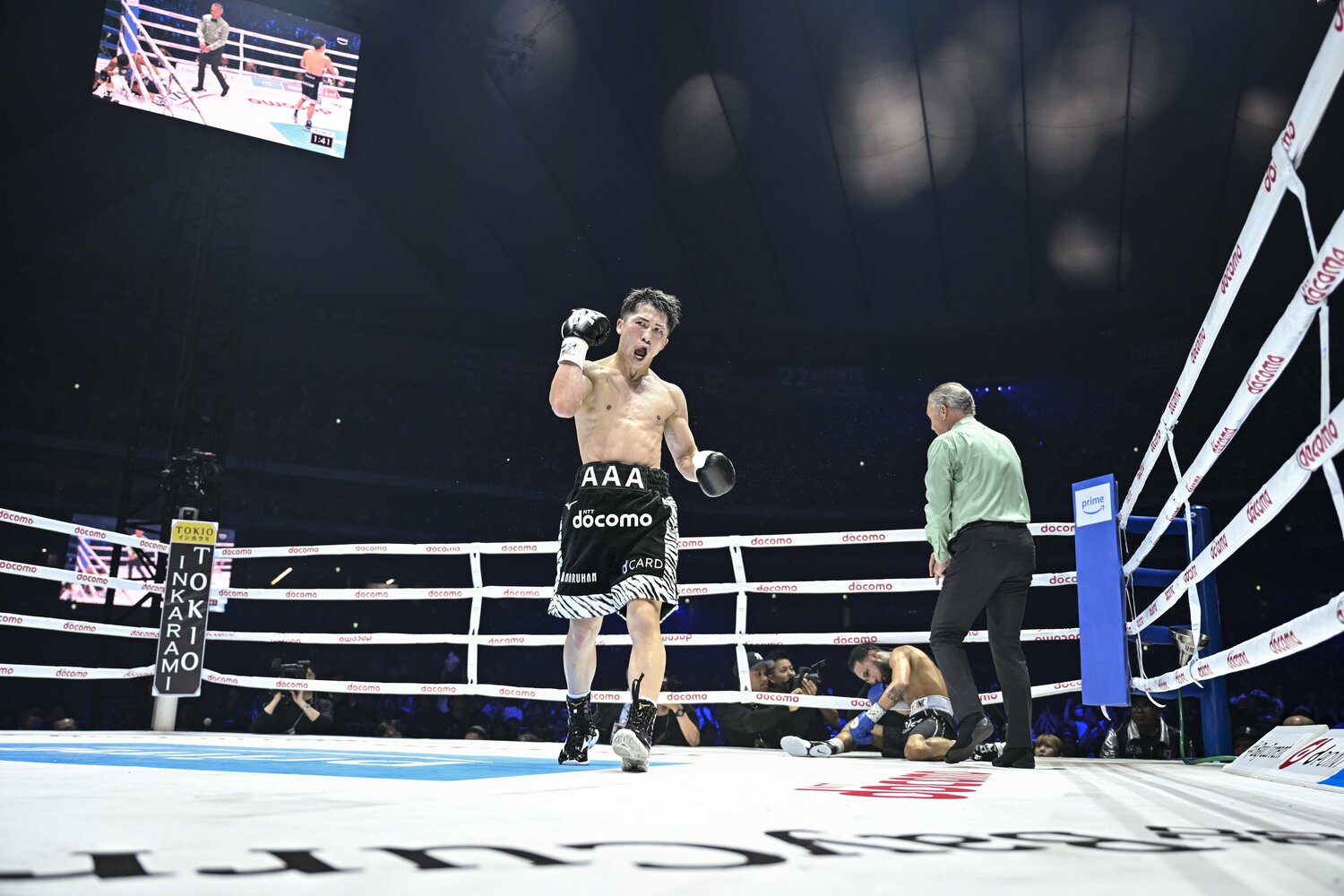 倒れるネリを背後に、井上は右拳を突き上げた　©Hiroaki Yamaguchi