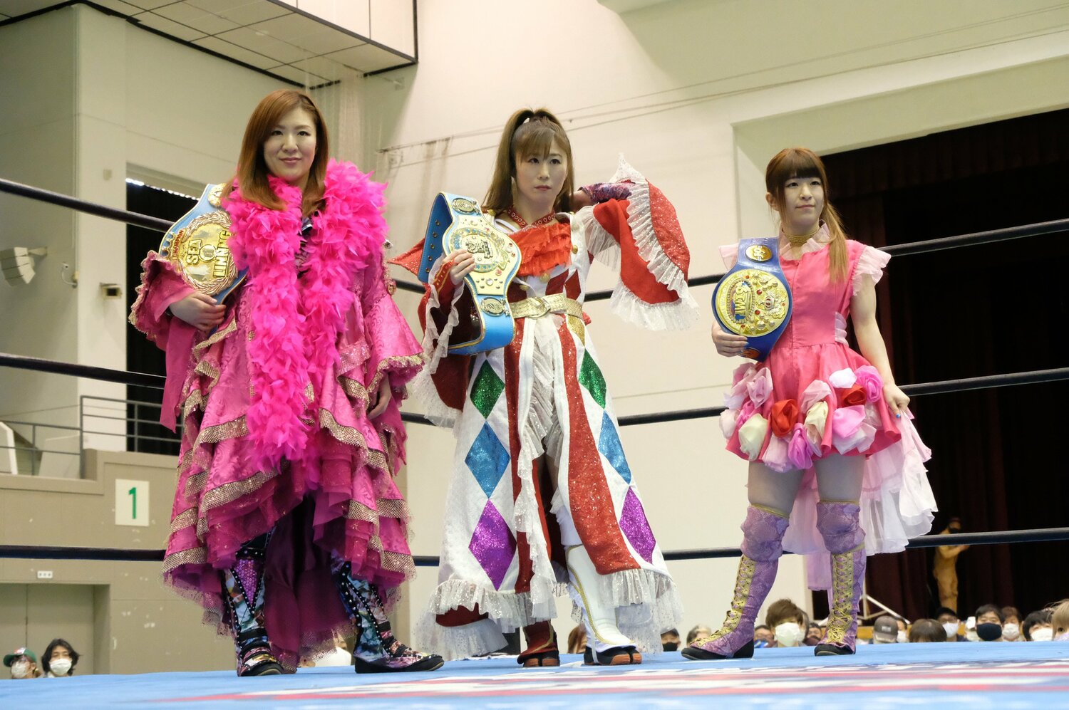 中島安里紗(左)、春輝つくし(右)と組んだ藤本