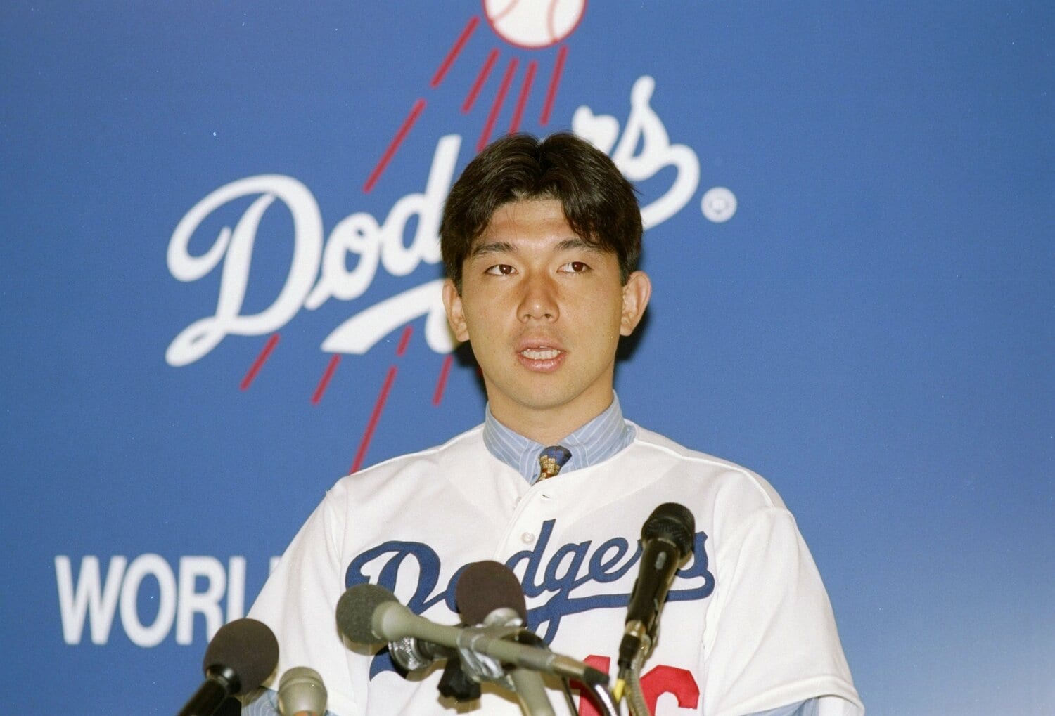 1995年2月13日、ドジャースの入団会見。野茂は当時26歳　©Getty Images