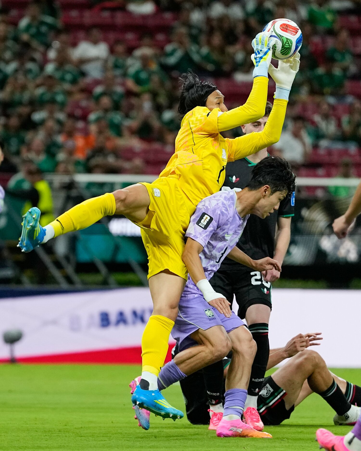 韓国ーメキシコ戦でイ・ギヒョクと交錯しボールをこぼすキム・スンギュ ©AFLO