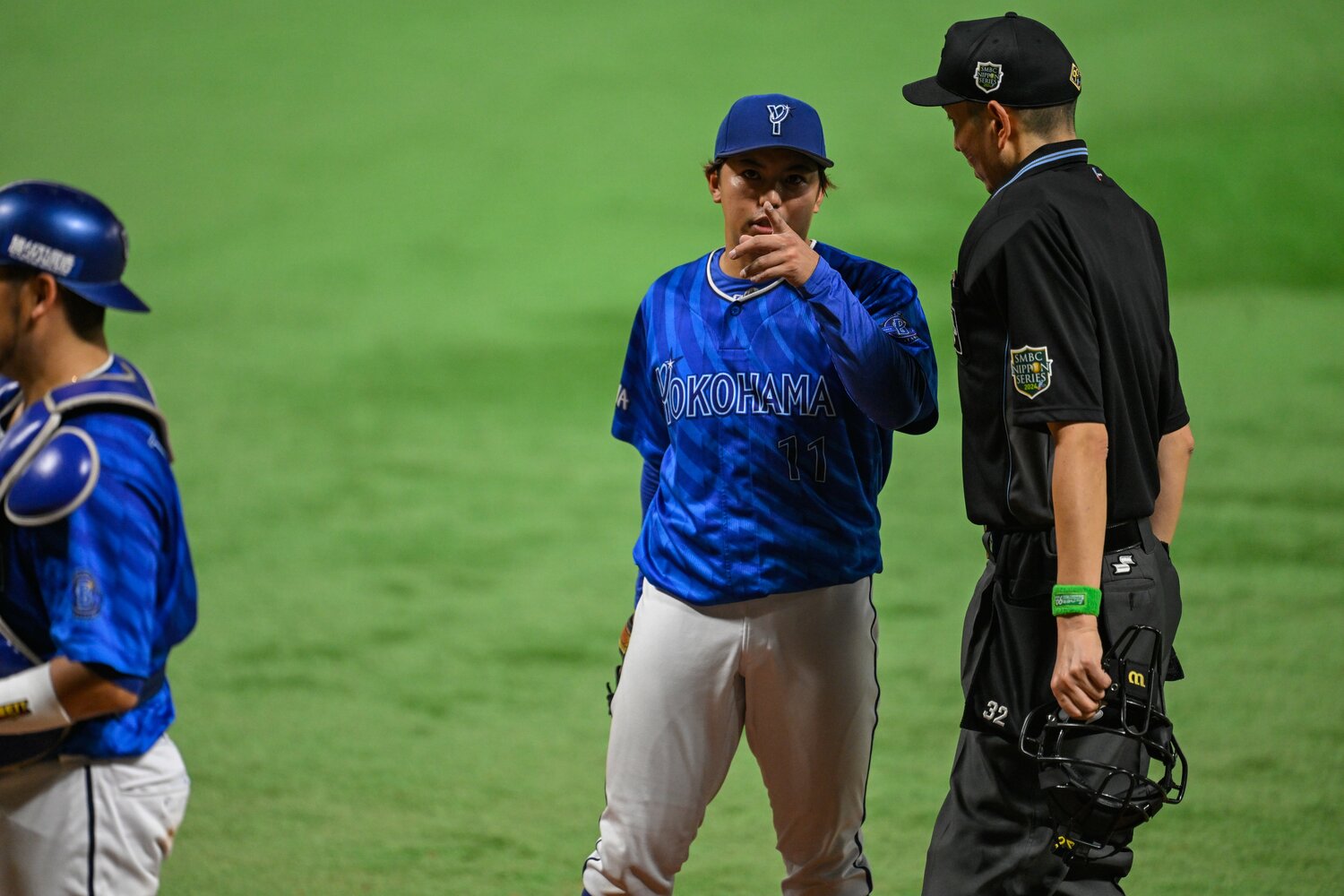 バックネット裏のソフトバンクファンの“指笛”について球審に抗議するDeNAの東克樹　©︎Nanae Suzuki