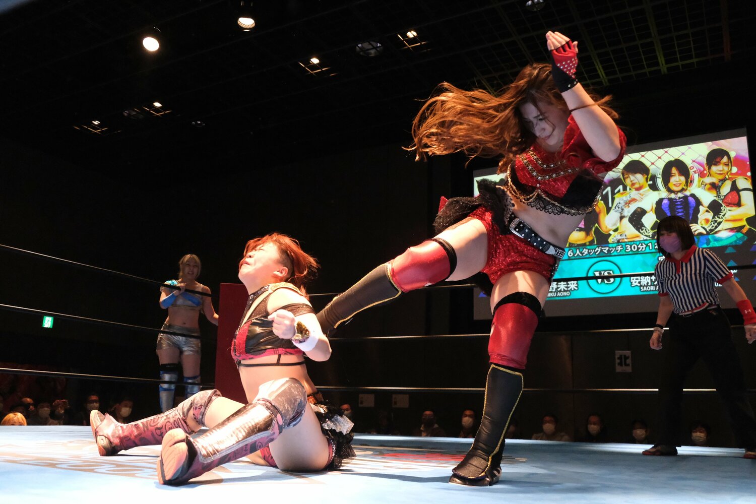 鈴季すずに蹴りを見舞う青野。アイスリボン定期参戦で力をつけた ©Norihiro Hashimoto