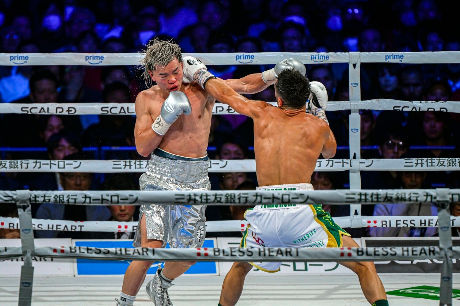 モロニーのジャブを右側によけながら左ストレートを放つ那須川天心　©Takuya Sugiyama