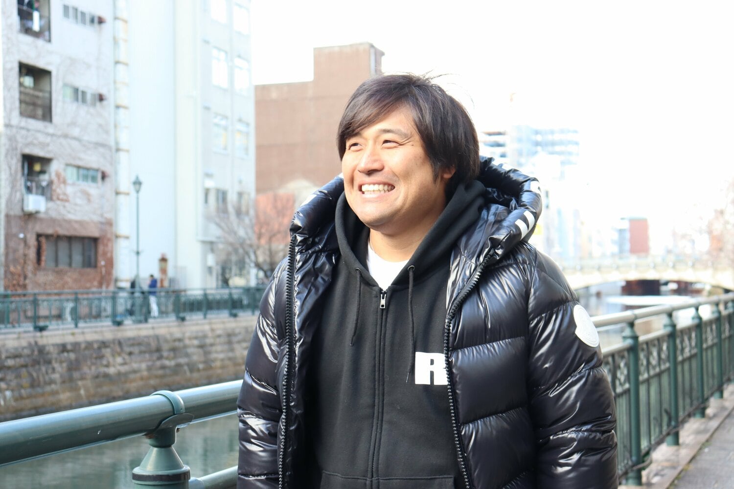 穏やかな顔で取材に応じる平田良介　©Genki Taguchi