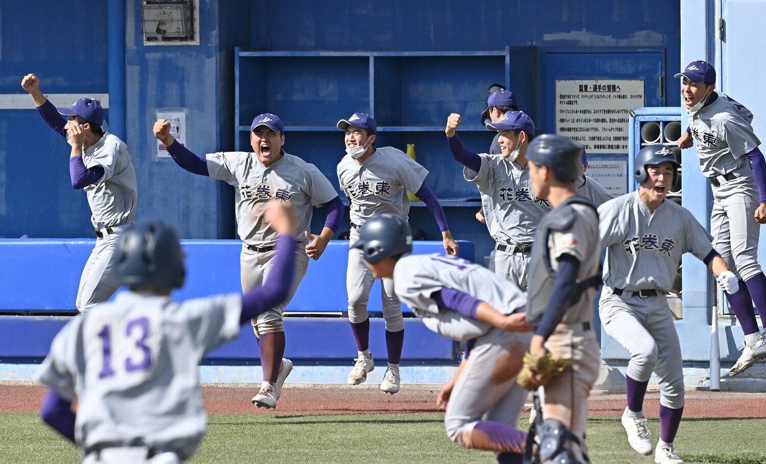 萬谷のサヨナラ打でベンチから飛び出す花巻東の選手たち　©KYODO