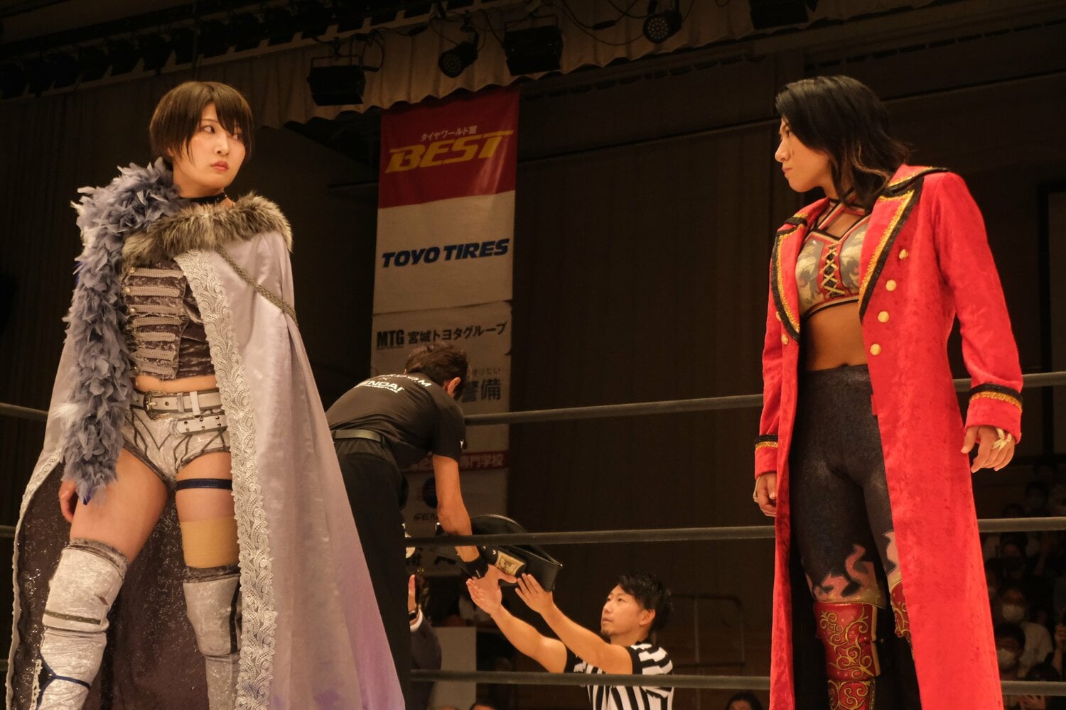 リング上で向き合う安納サオリと岩田美香