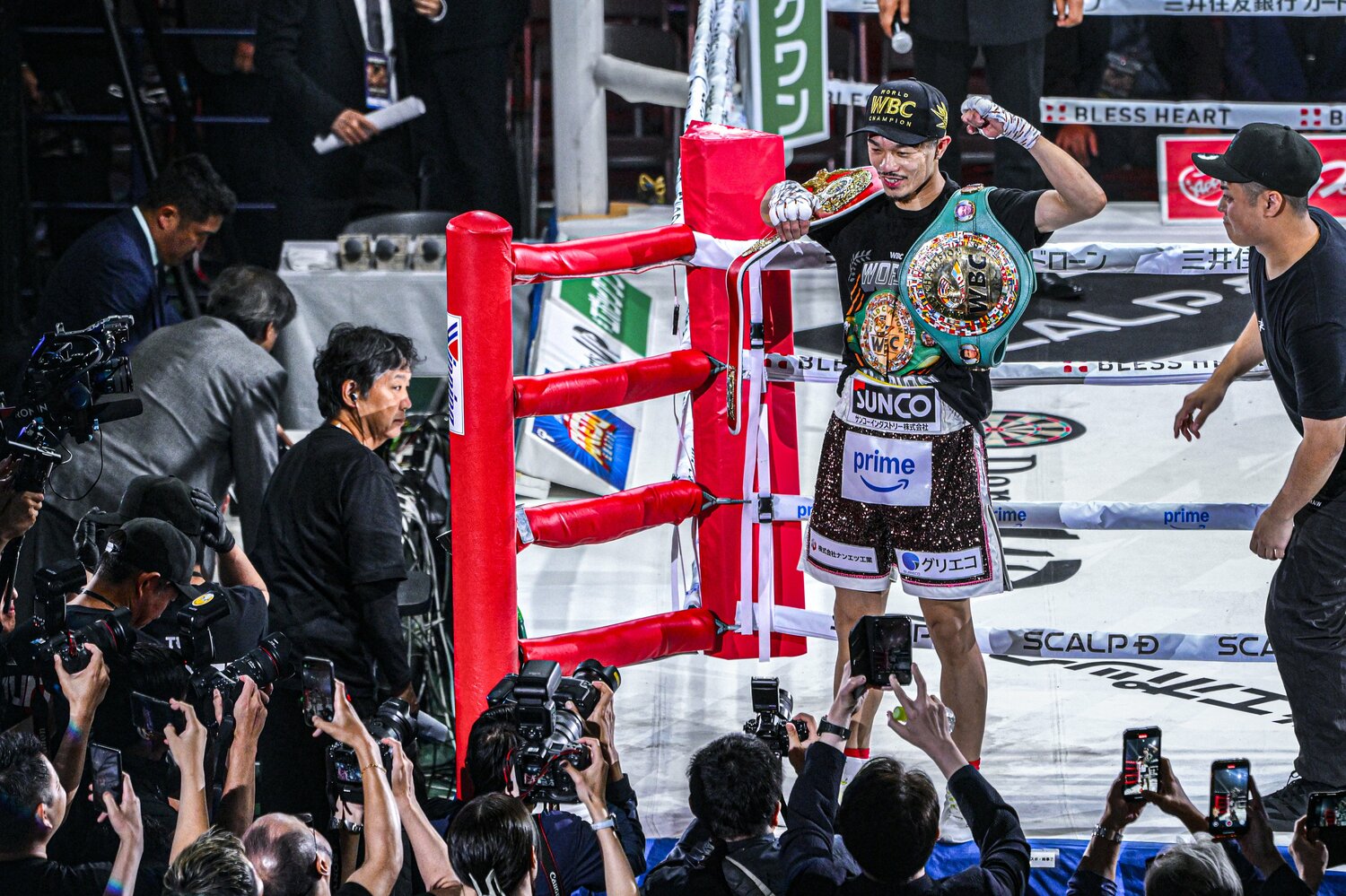 武居由樹、堤聖也が見つめるなか、WBC・IBF統一王者となった中谷潤人　©Takuya Sugiyama