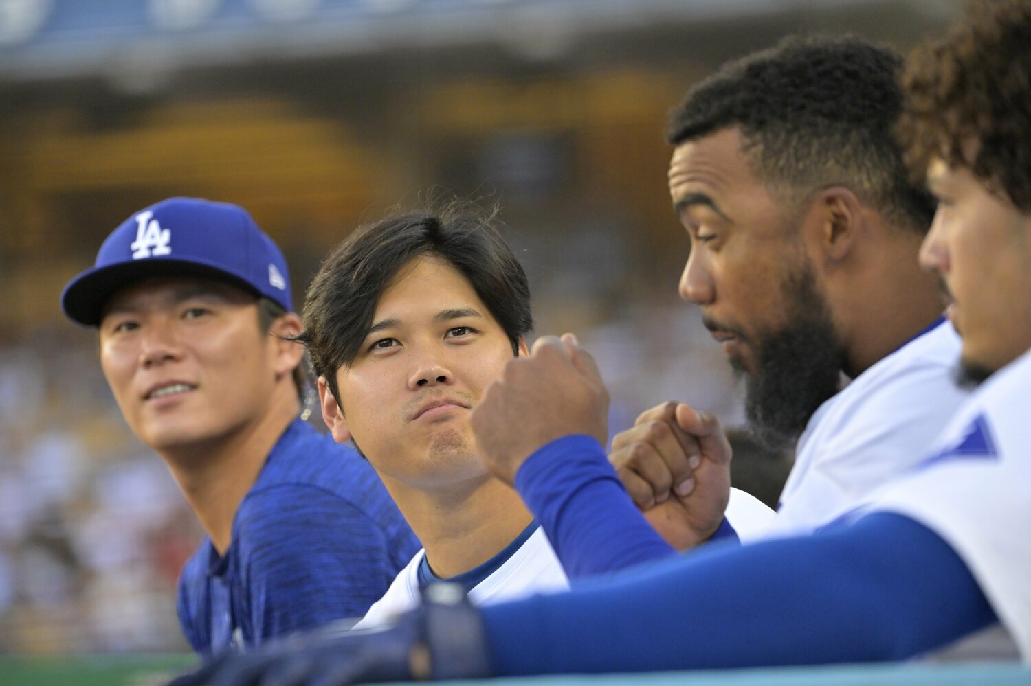 7月21日のレッドソックス戦。観客席での“乱闘騒ぎ”について、テオスカー・ヘルナンデスが大谷に教える場面　©Getty Images