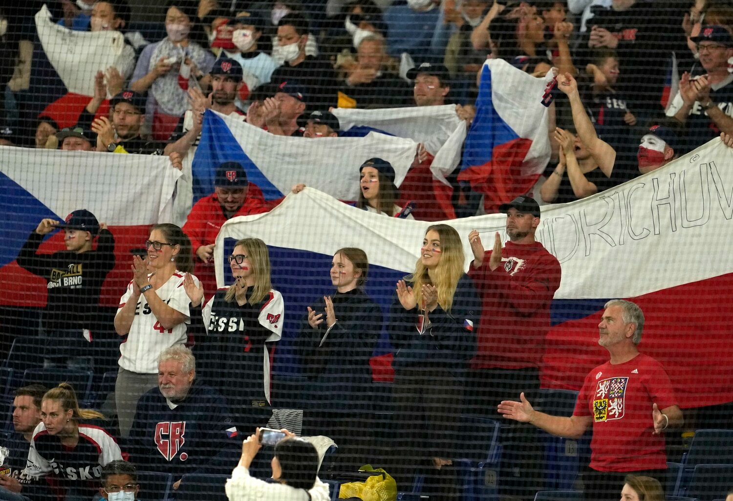 日に日に声援が大きくなったチェコ応援団　©JIJI PRESS