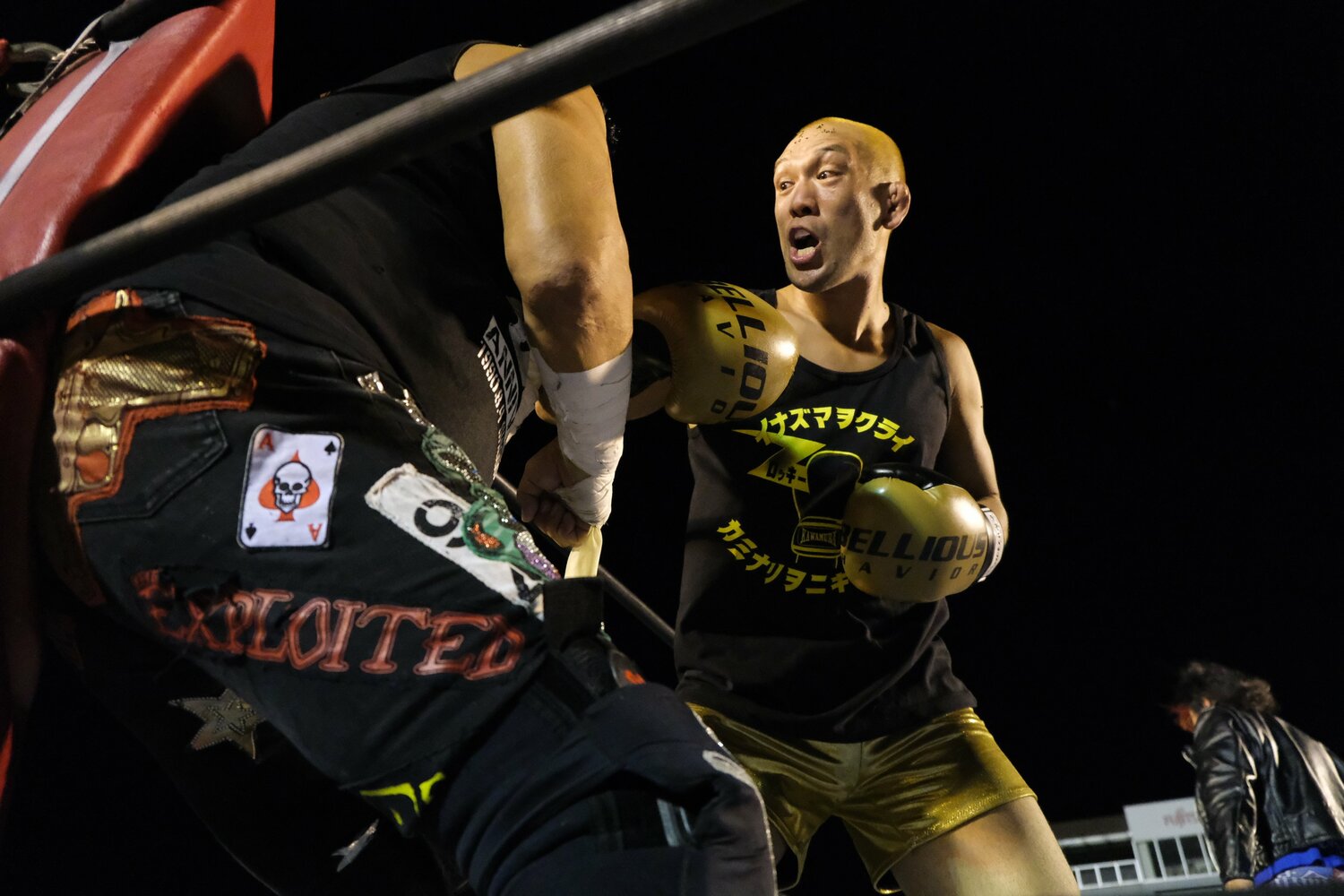 プロレスの試合でもグローブ着用で闘うロッキー川村2(写真はロッキー川村時代。大仁田厚とも対戦) ©Norihiro Hashimoto