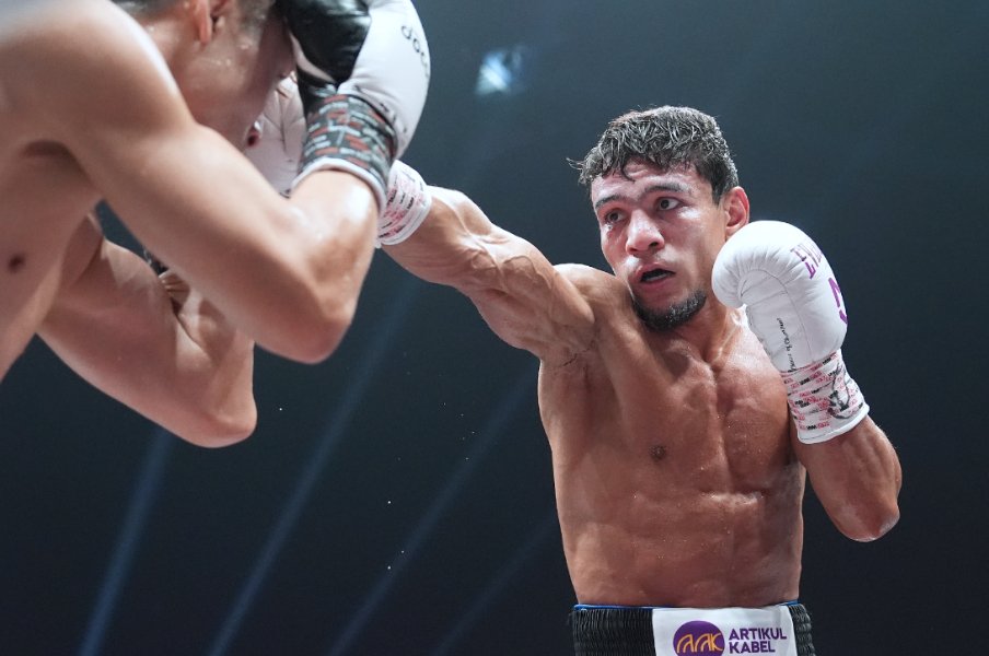 井上尚弥の“残酷なアッパー”で顔がグシャリ…「敗者アフマダリエフの絶望」を世界的カメラマンは見た「自信を失って…“もうダメだ”と悟っていた」＜Number Web＞ photograph by Naoki Fukuda