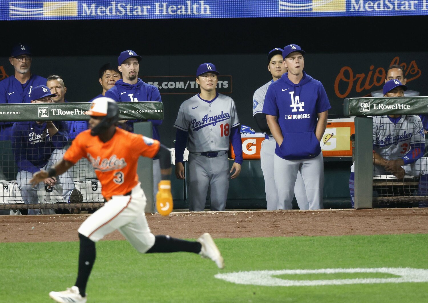 9月6日のオリオールズ戦。9回二死までノーヒッターを続けた山本由伸。しかし後続が打たれ、まさかのサヨナラ負け。大谷翔平、山本もぼう然　©KYODO