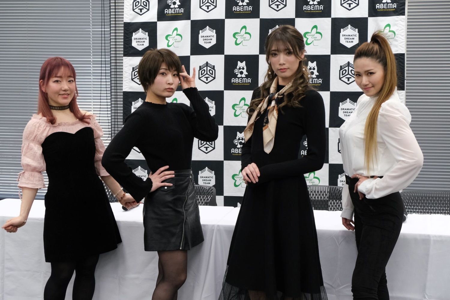 （左から）松本都、安納サオリ、赤井沙希、雪妃真矢　(C)Norihiro Hashimoto