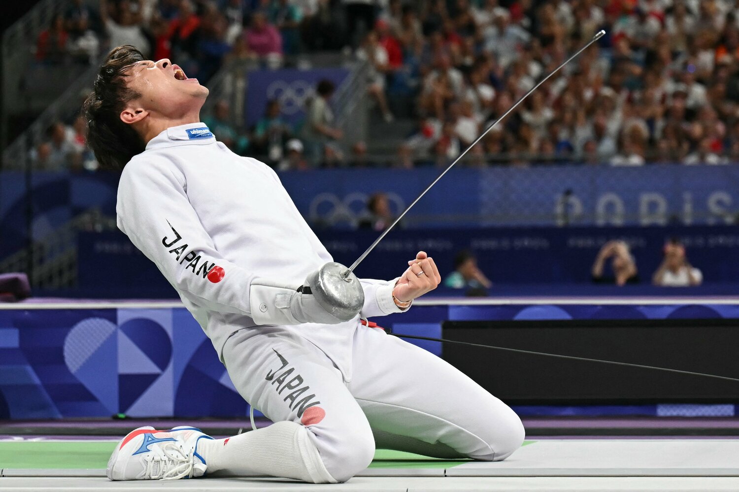 男子エペ団体チェコ戦、決着の瞬間に雄叫びをあげる山田優　©AFP/JIJI PRESS