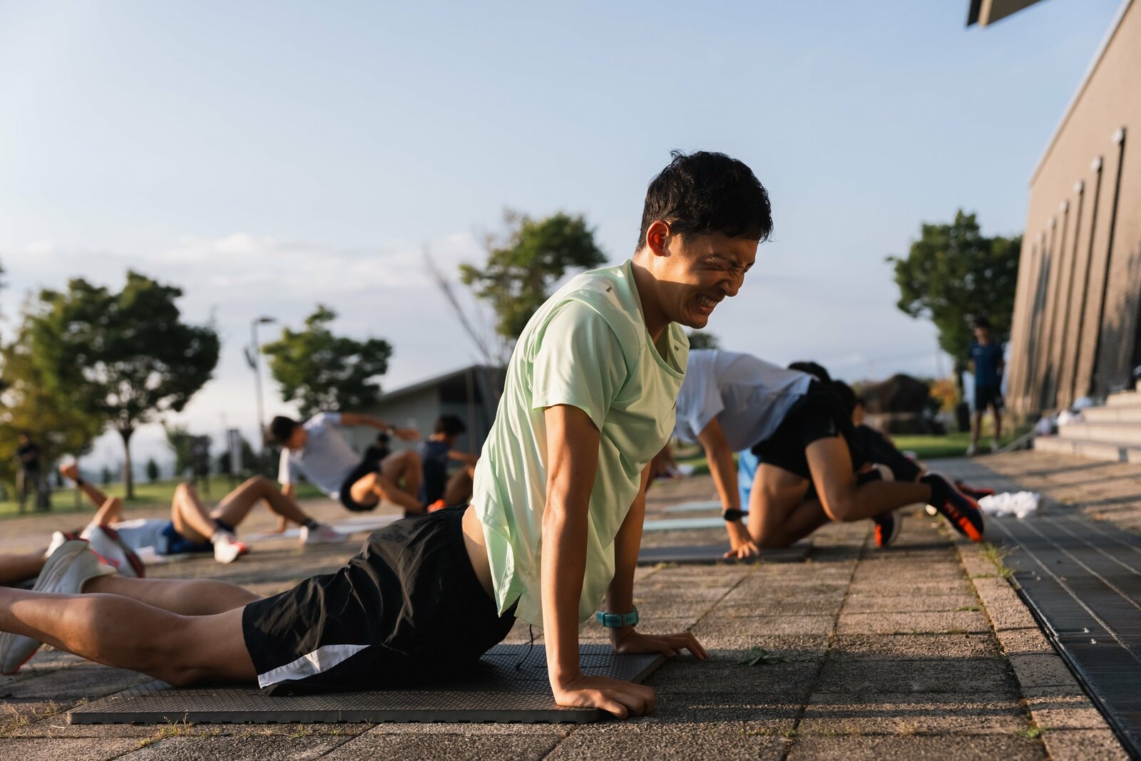 体幹トレーニングで苦悶の表情を浮かべる小林　photograph by NIKE