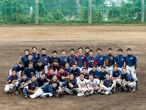 慶應高校野球部の独自システム。大学生が高校生を教え、後に監督に。