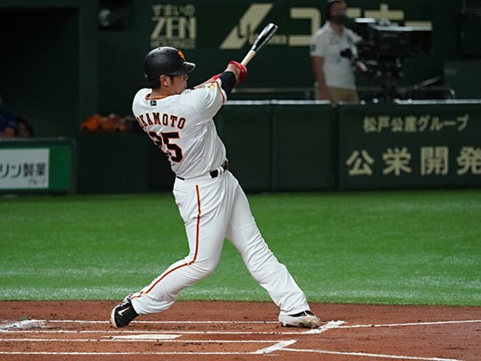 巨人・岡本和真がゴールデングラブ最有力候補!? 名手・井端弘和が教え子の守備力向上を解説。<Number Web> photograph by Hideki Sugiyama